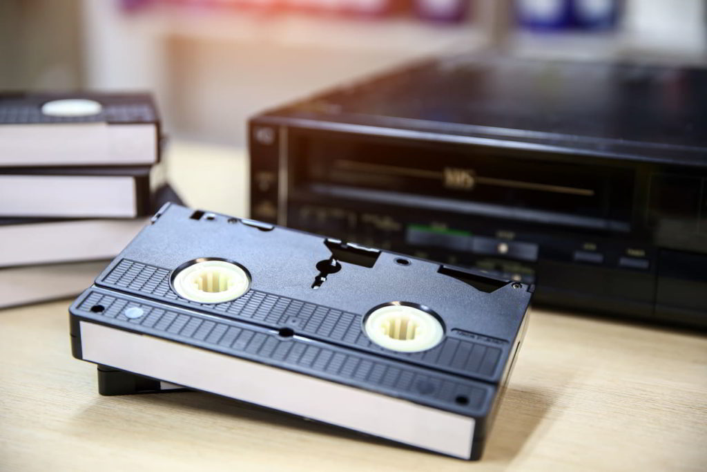cassette VHS devant un magnétoscope